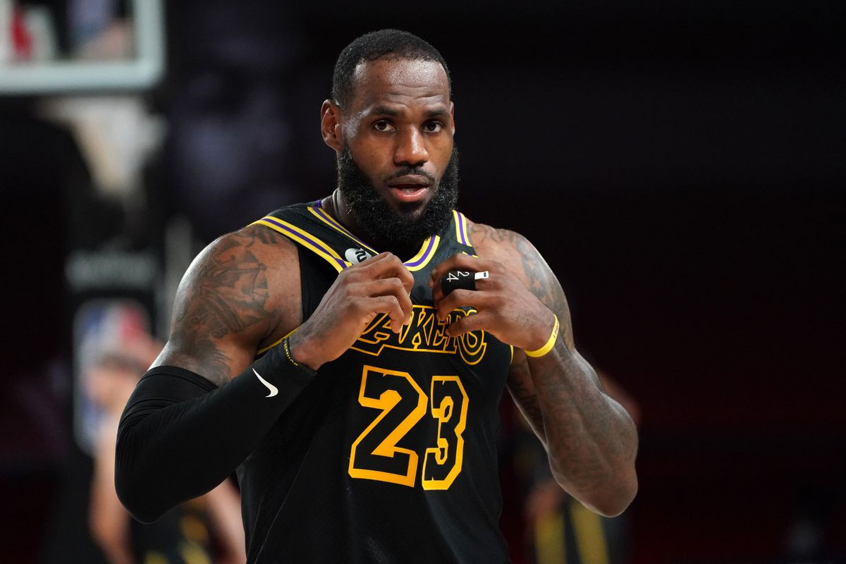 LeBron James, biểu tượng của thế hệ huyền thoại bóng rổ đương đại, đang dẫn bóng trên sân.