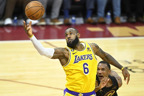LeBron James, ngôi sao bóng rổ NBA, trong một pha ném bóng