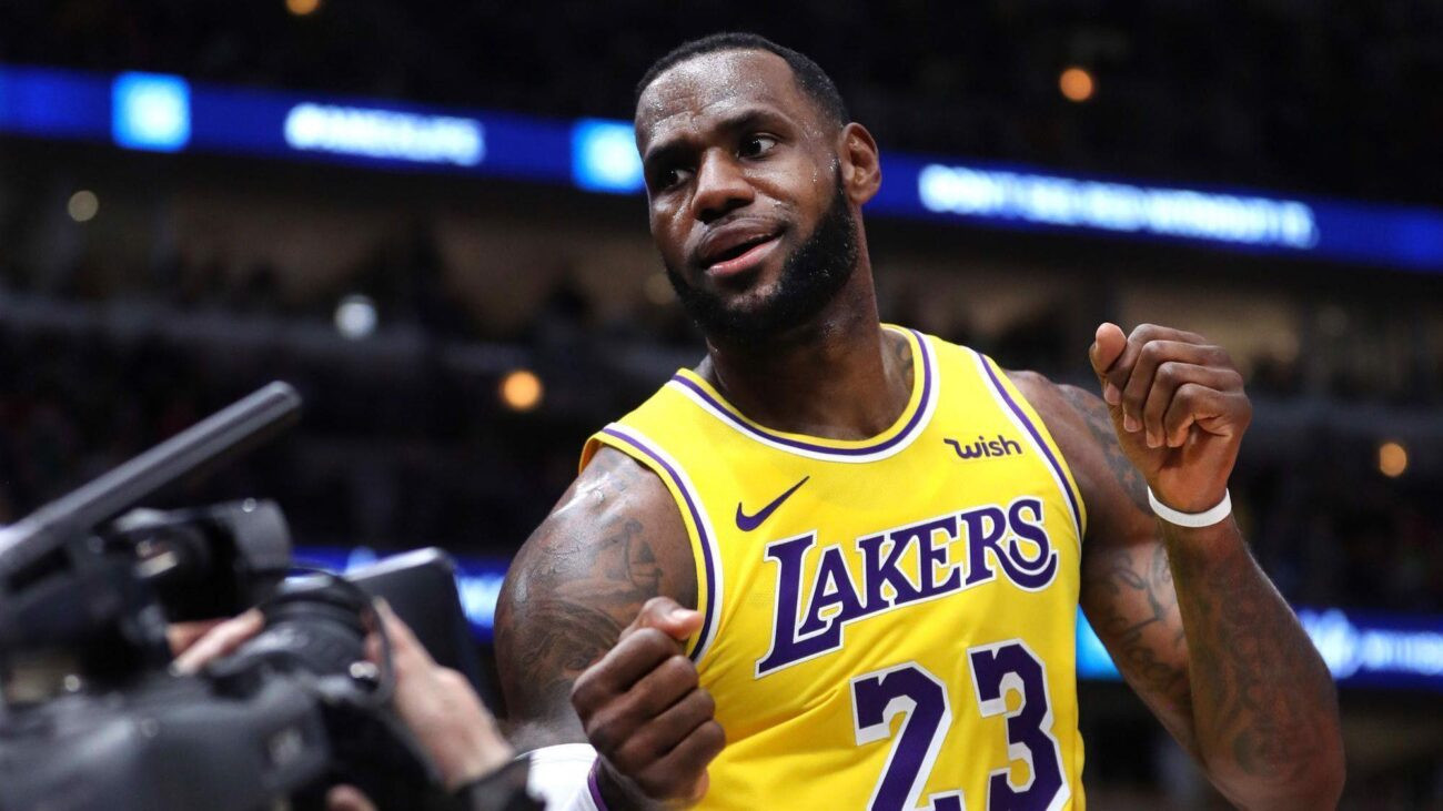 LeBron James thực hiện cú ném, khẳng định vị thế người kế nghiệp xứng đáng trong làng huyền thoại bóng rổ.