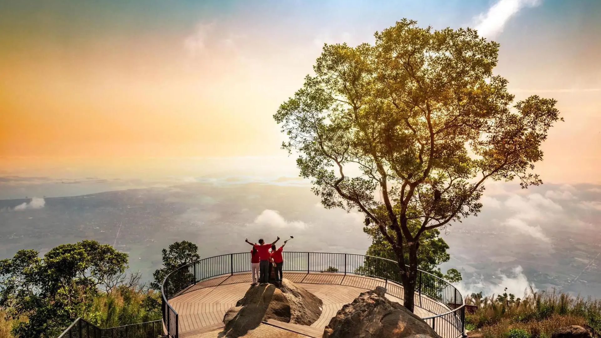 Leo Núi Bà Đen với view siêu chất
