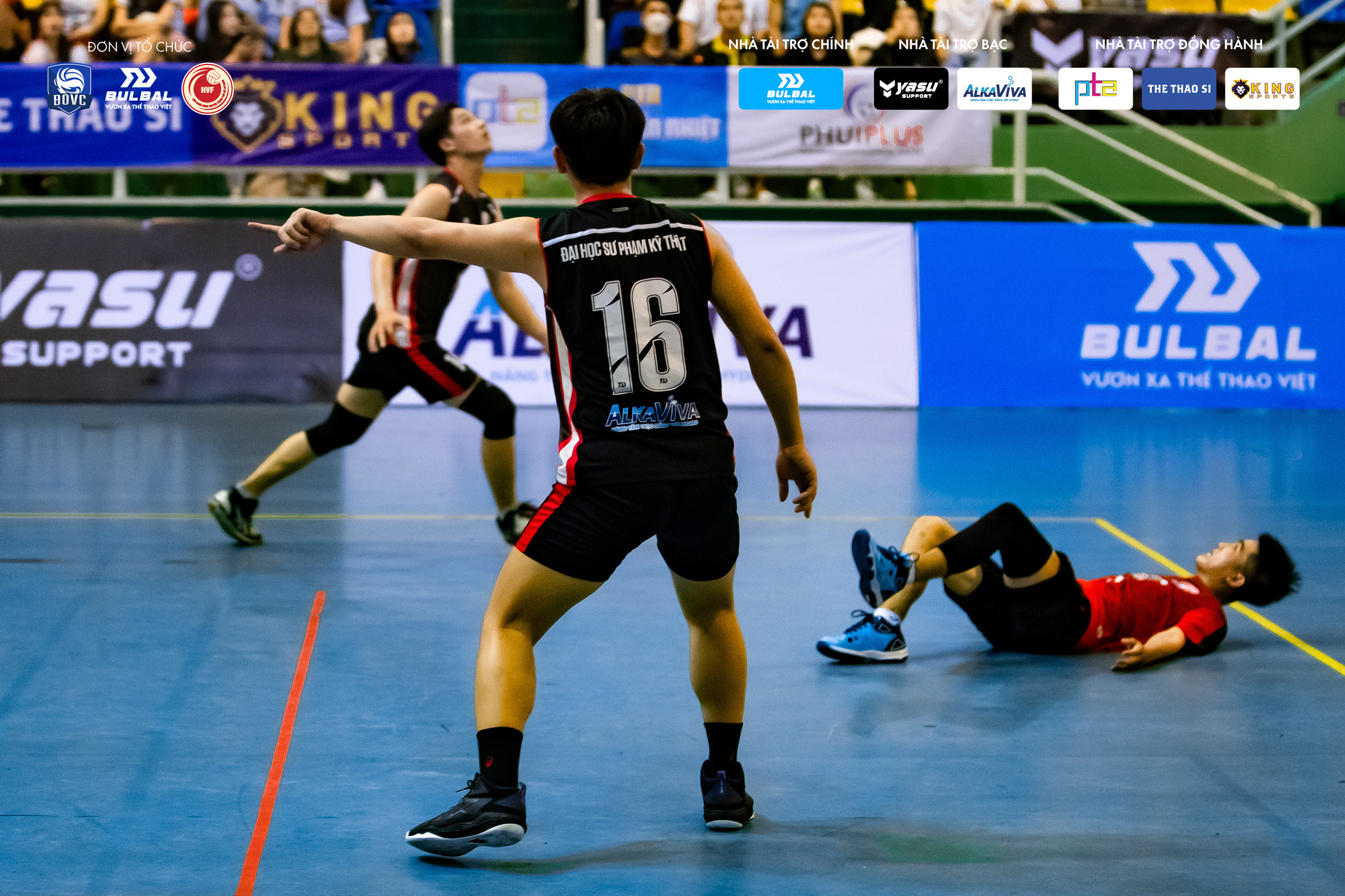 Libero áo đỏ với vai trò phòng thủ chuyên biệt, một vị trí quan trọng trong bóng chuyền