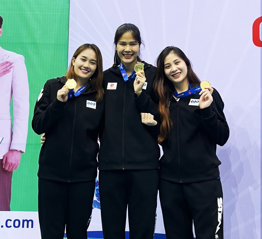 Linh Chi cùng đồng đội trên sân bóng chuyền, thể hiện phong độ ổn định và kỹ thuật chuyền hai