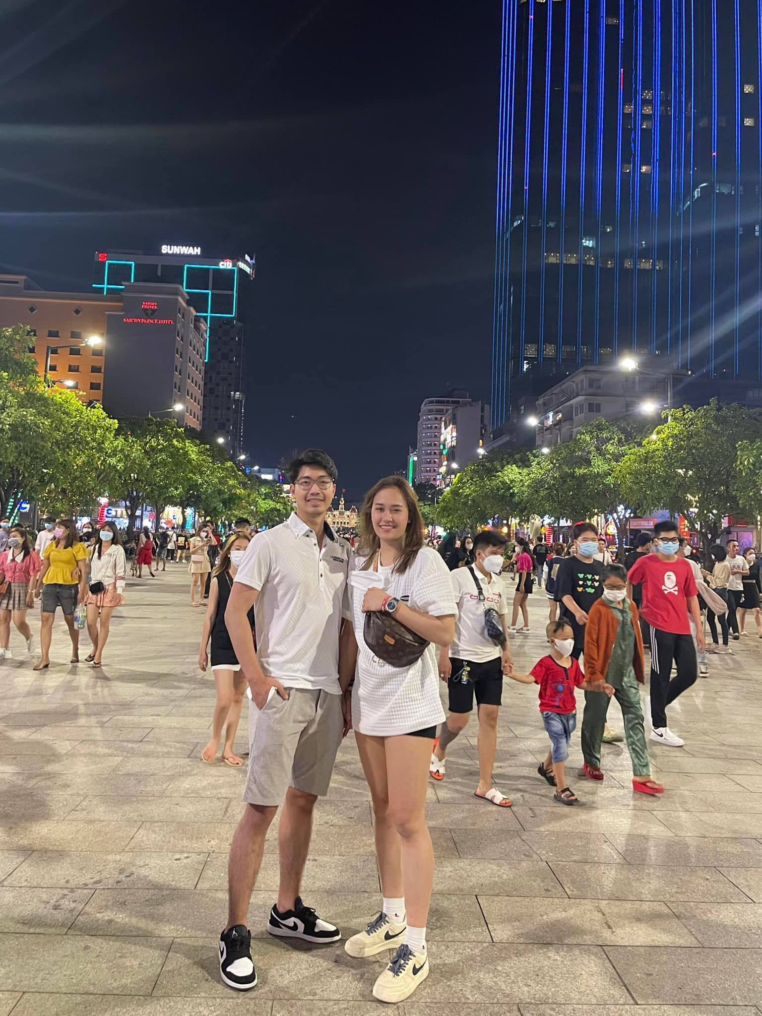 Linh Chi cùng ông xã kém 3 tuổi, khoảnh khắc ngọt ngào của cặp đôi hạnh phúc
