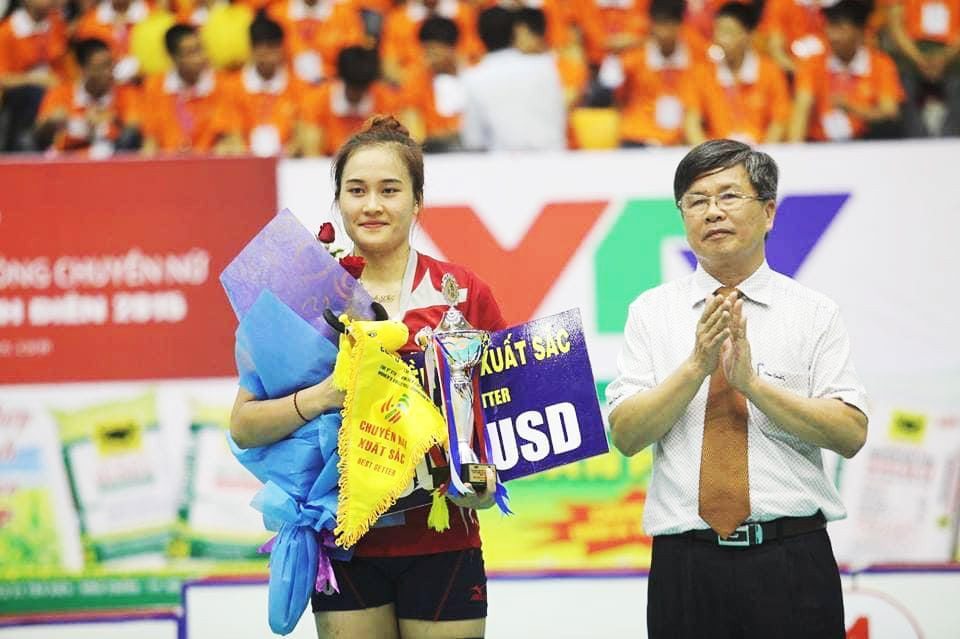 Linh Chi trên sân bóng, thể hiện sự chuyên nghiệp và kinh nghiệm dày dặn của một chuyền hai hàng đầu