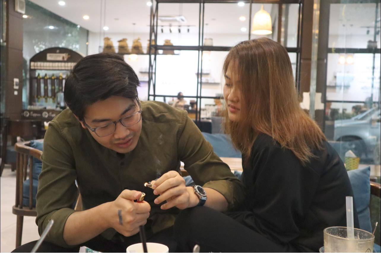 Linh Chi và chồng kém tuổi, chia sẻ nụ cười hạnh phúc và sự gắn kết