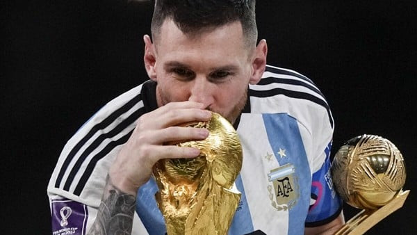 Lionel Messi nâng cao Cúp vô địch thế giới 2022