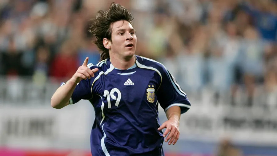 Lionel Messi thời trẻ mặc áo số 19 thi đấu cho tuyển Argentina, khởi đầu hành trình huyền thoại
