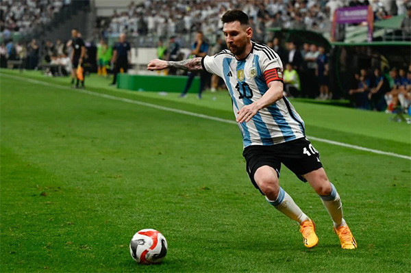 Lionel Messi và Cristiano Ronaldo, hai siêu sao hàng đầu, đứng cạnh nhau, biểu tượng cho những kỷ lục ghi bàn vĩ đại nhất trong lịch sử bóng đá