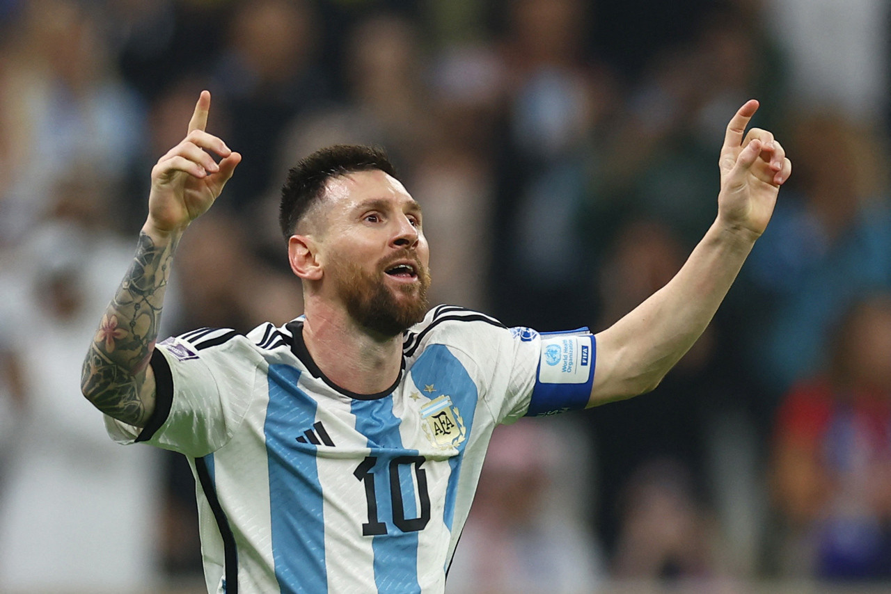 Lionel Messi với chiếc cúp vàng, biểu tượng mèo sút và ghi bàn như siêu sao bóng đá tại World Cup 2022