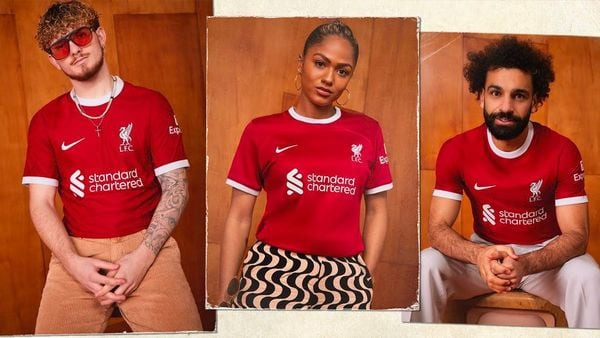 Liverpool trưng bày logo Standard Chartered, hợp đồng tài trợ dài hạn