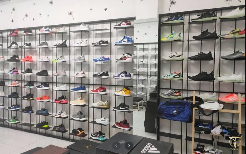 Lối vào Bounty Sneakers, shop bán giày đá bóng adidas chính hãng nhập ngoại uy tín.