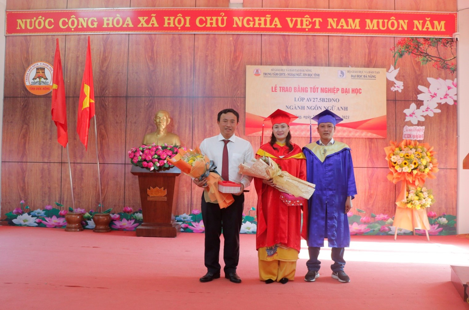 Lớp AV27.5B2DNO tặng hoa tri ân các thầy cô, thể hiện tinh thần đoàn kết và sự trân trọng, giống như việc soi kèo bóng rổ hiệu quả cần có sự đoàn kết thông tin và trân trọng từng phân tích nhỏ.