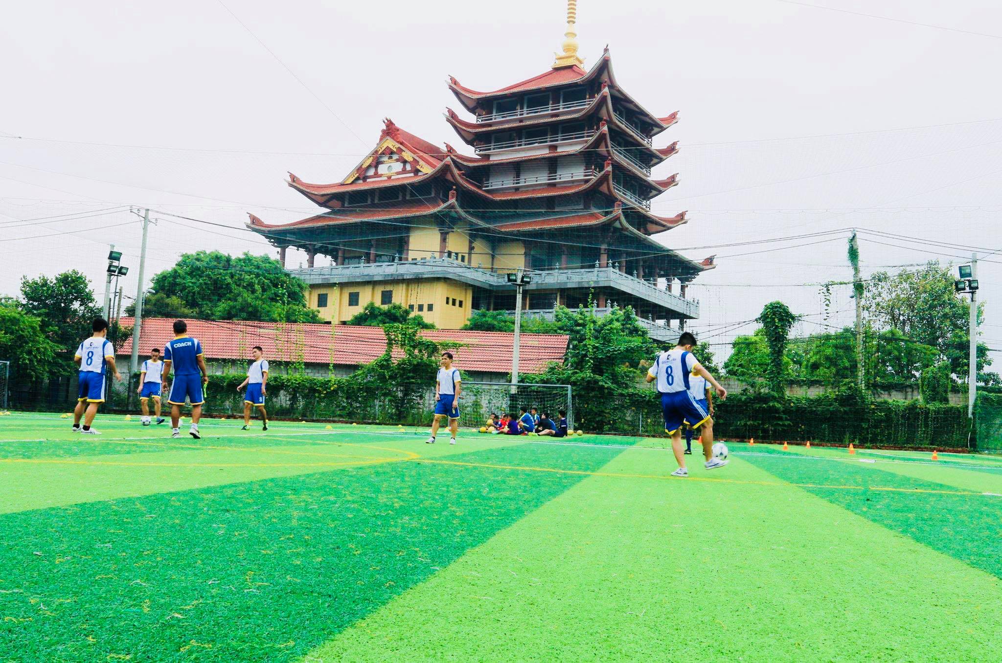 Sân bóng đá Phước Tiến với mặt cỏ nhân tạo chất lượng cao, sẵn sàng phục vụ các trận đấu ban ngày và ban đêm