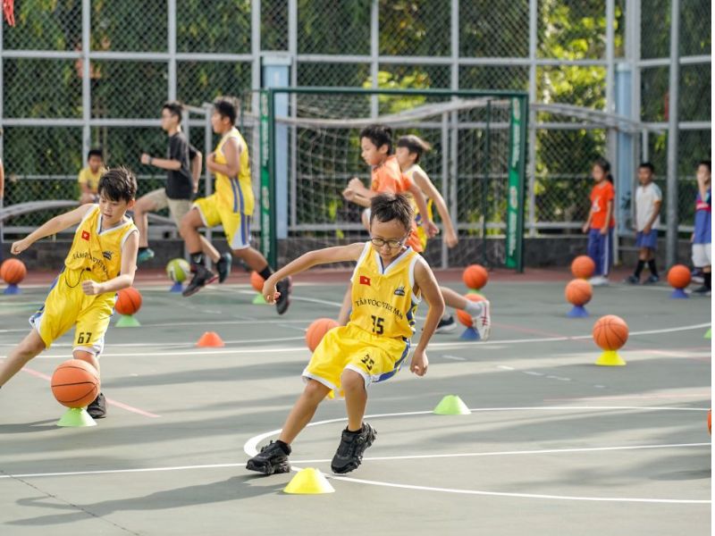 Trẻ em học bóng rổ tại Trung tâm Thể thao Phong cách Việt Nam, một lớp học bóng rổ cho trẻ em ở TPHCM đáng tin cậy