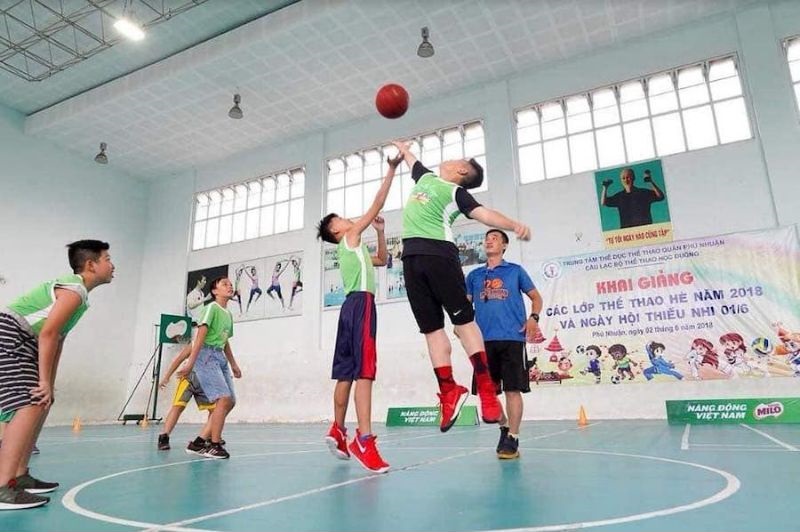 Trẻ em vui chơi và học tập tại Trung tâm TDTT Phương Nhuận, một lựa chọn tuyệt vời cho lớp học bóng rổ cho trẻ em ở TPHCM