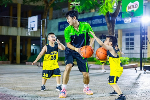 Lớp học bóng rổ tại trường tiểu học Ngọc Lâm, thể hiện lợi ích sức khỏe và tinh thần của môn thể thao này