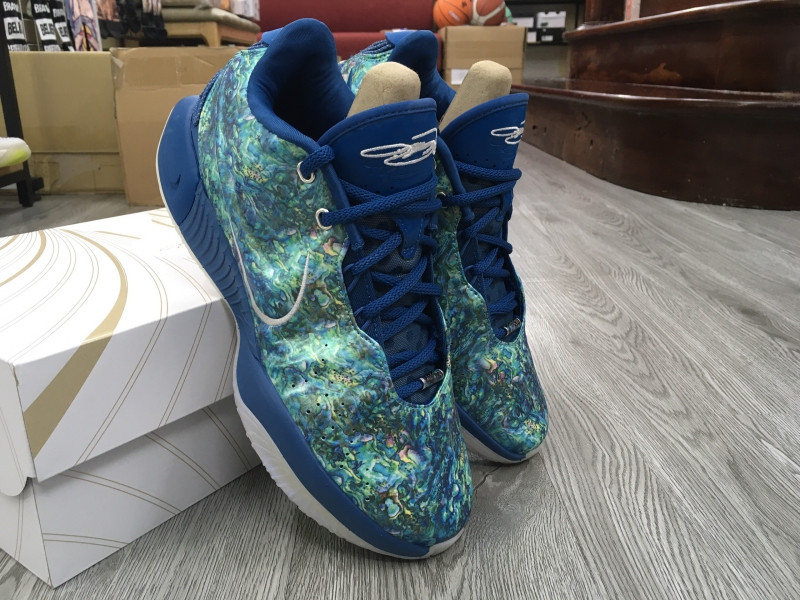 Lớp lót và lưỡi gà vải lưới giúp tăng cường sự ổn định cho giày bóng rổ LeBron