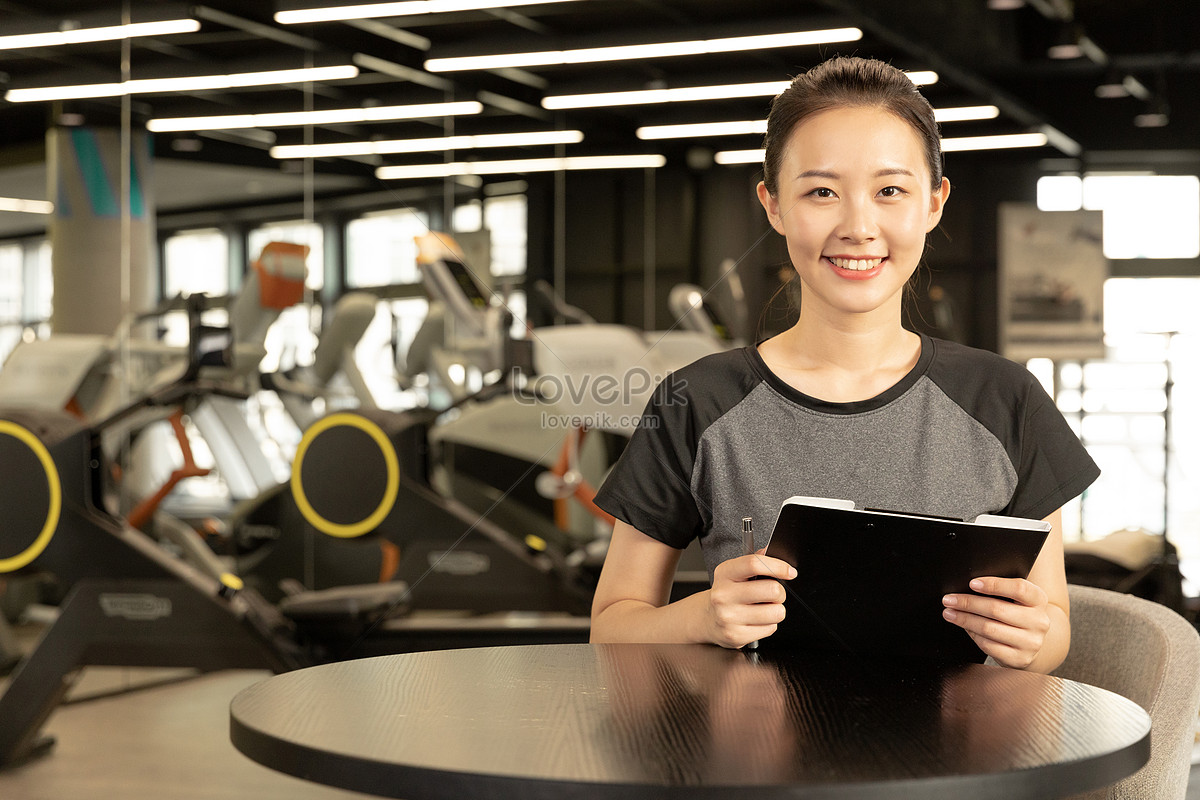 Huấn luyện viên cá nhân tư vấn tập gym cho khách hàng, giải đáp thắc mắc về lịch trình và mục tiêu