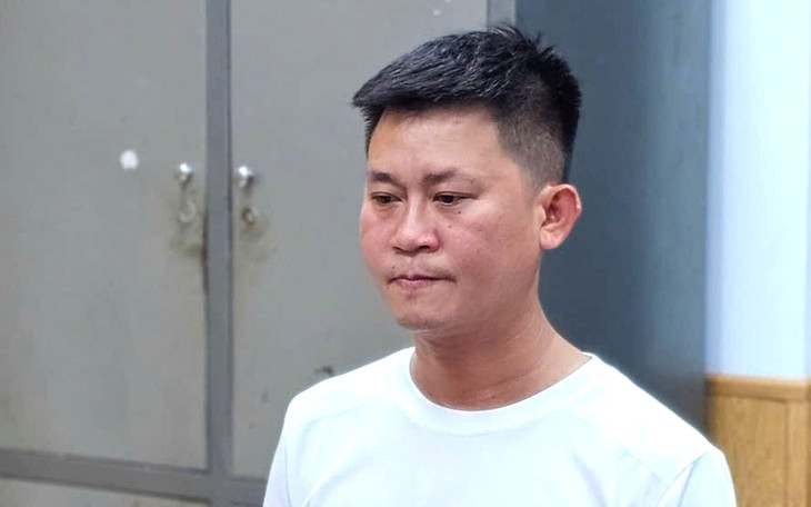 Lực lượng công an thu giữ tang vật, điều tra vụ án bắt đường dây cá độ bóng đá quy mô lớn