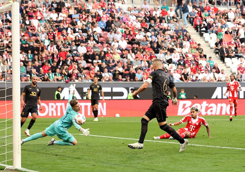 Luis Diaz ăn mừng bàn thắng vào lưới Augsburg, góp phần định đoạt kết quả bóng đá Augsburg và Bayern Munich