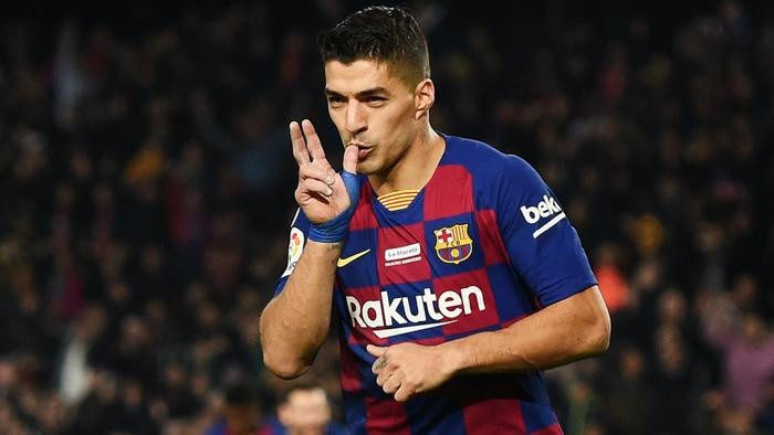Luis Suarez, một cầu thủ kỹ thuật tài năng, đang thực hiện pha xử lý bóng điêu luyện trước đối thủ