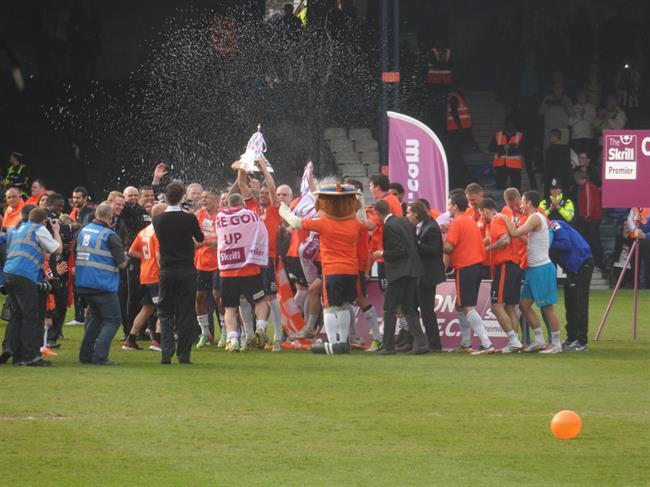 Luton Town ăn mừng danh hiệu Conference Premier năm 2014 và hành trình thăng hạng