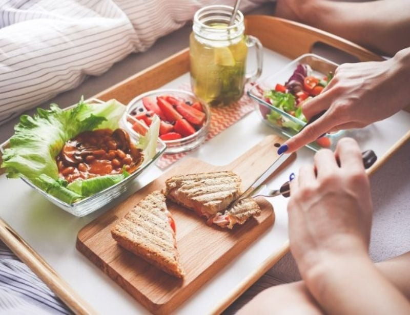 Lưu ý quan trọng về thời gian và loại thực phẩm cần chuẩn bị trước khi đá bóng