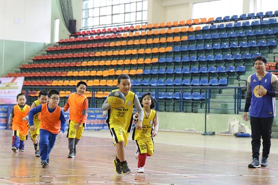 Luyện tập dẫn bóng di chuyển linh hoạt, không nhìn bóng, với các bài tập bóng rổ nâng cao