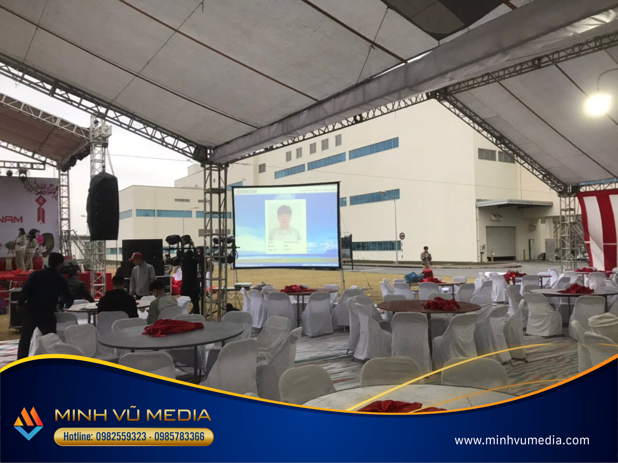 Màn chiếu lớn và máy chiếu công suất cao được lắp đặt ngoài trời phục vụ sự kiện bóng đá