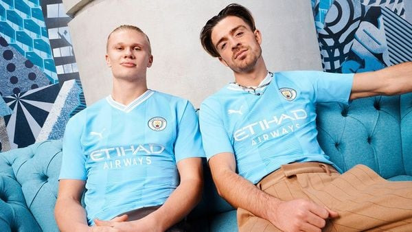 Manchester City và biểu tượng Etihad Airways trên áo đấu danh tiếng