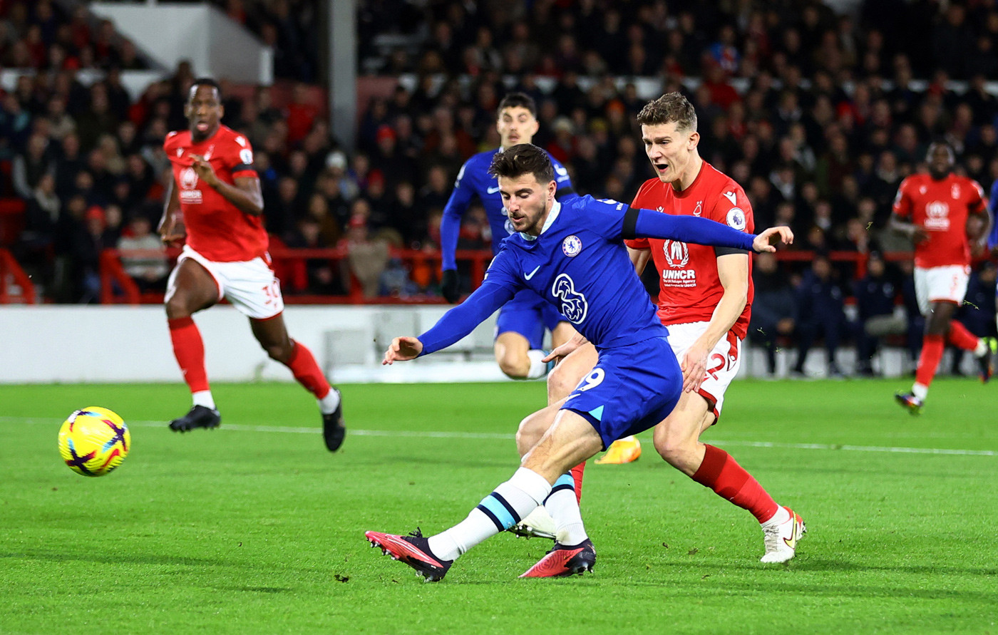 Mason Mount, tiền vệ tuổi Mão đầy triển vọng, thể hiện sự nhanh nhẹn khi mèo sút và ghi bàn