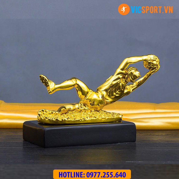 Mặt sau cúp danh hiệu Găng Tay Vàng cho thủ môn xuất sắc