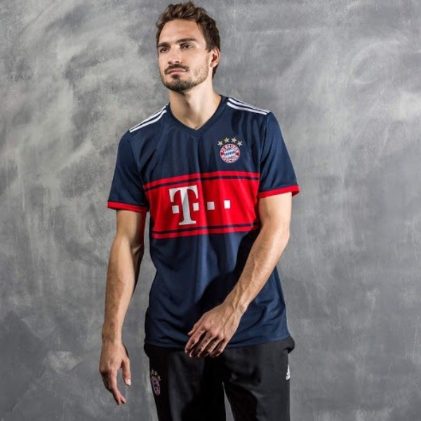 Mẫu áo đá bóng Bayern Munich sân khách 2017-2018 với sọc ngang đỏ nổi bật