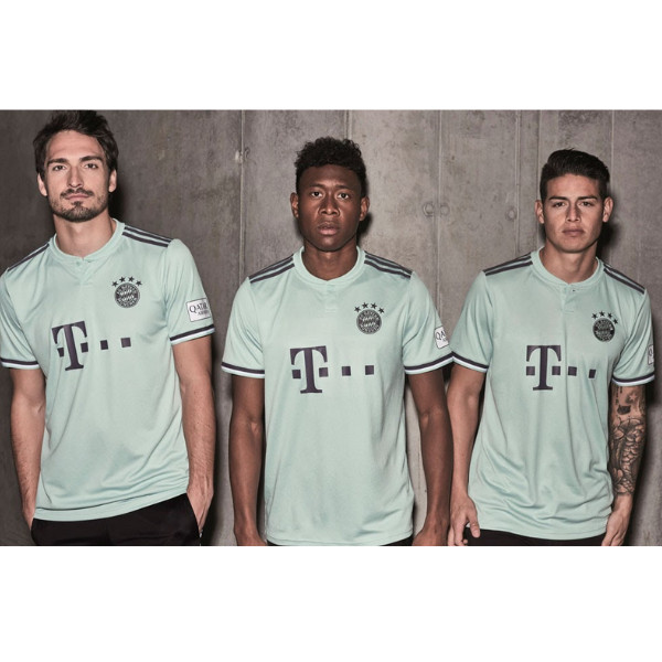 Mẫu áo đá bóng Bayern Munich sân khách 2018-2019 với tông màu xanh nhạt phối tím