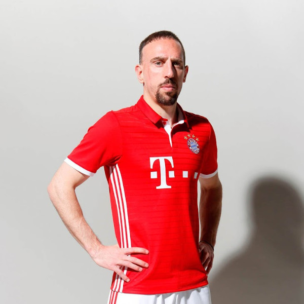 Mẫu áo đá bóng Bayern Munich sân nhà mùa giải 2016-2017 với thiết kế đỏ truyền thống