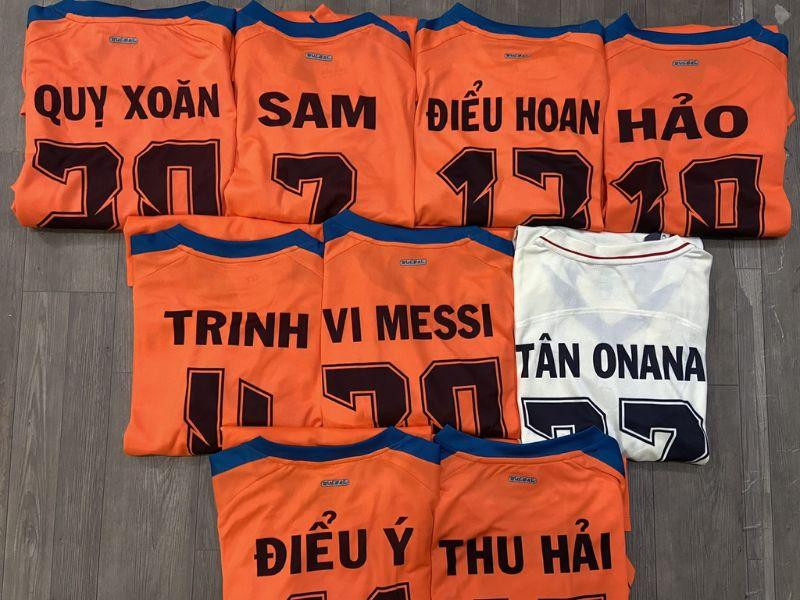 Mẫu áo đá bóng hài hước in tên đơn giản nhưng tinh tế, phù hợp cho mọi người