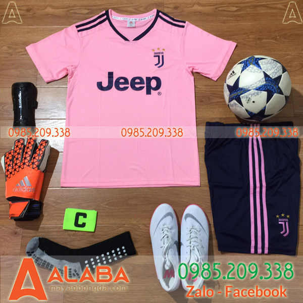 Mẫu áo đá bóng nữ màu hồng của câu lạc bộ Juventus, kết hợp giữa truyền thống và nét hiện đại