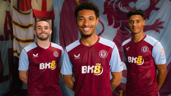 Mẫu áo đấu Aston Villa với logo nhà tài trợ BK8 nổi bật