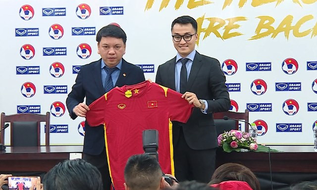 Mẫu áo thi đấu bóng đá Việt Nam mới nhất với thiết kế ngôi sao trên ngực áo