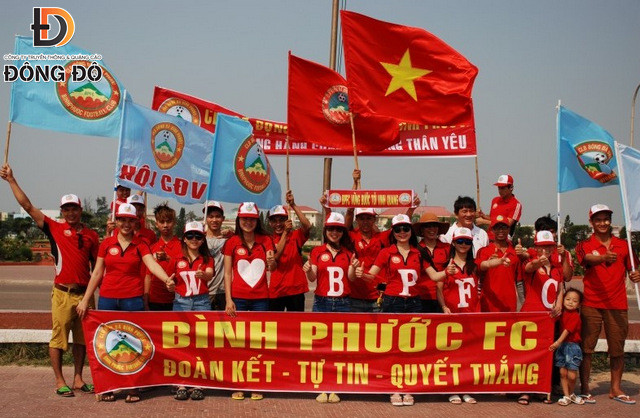 Mẫu băng rôn cổ vũ bóng đá màu đỏ rực rỡ