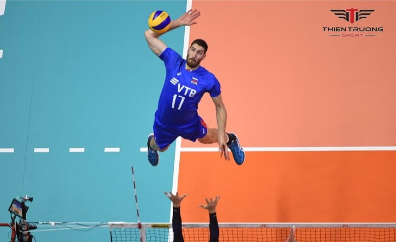 Maxim Mikhaylov đang chuẩn bị tấn công