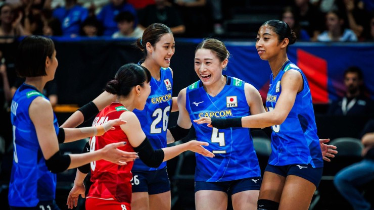 Mayu Ishikawa, đội trưởng bóng chuyền nữ Nhật Bản, thể hiện kỹ thuật chuyền bóng