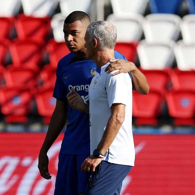 Meme bóng đá mới nhất của Deschamps và Mbappe