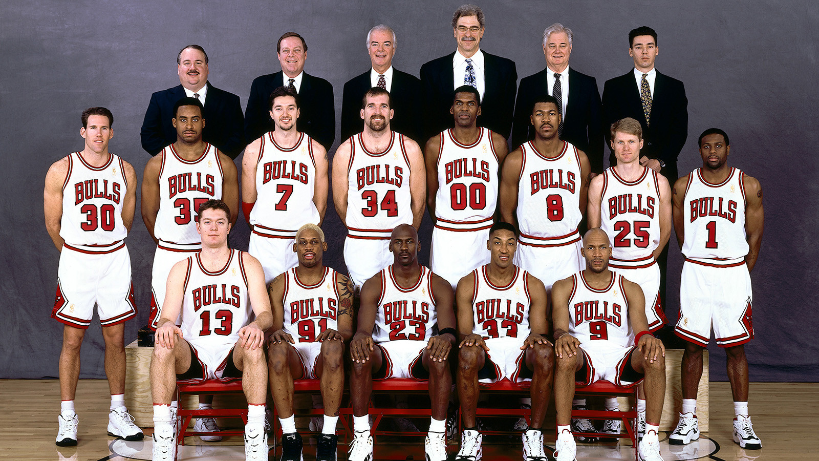 Michael Jordan ăn mừng chức vô địch, biểu tượng cho sự phổ biến toàn cầu của Chicago Bulls và NBA