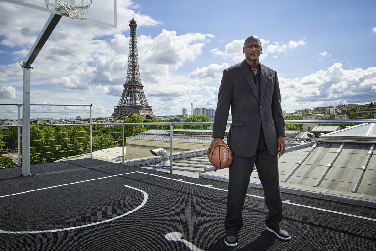 Michael Jordan huyền thoại bóng rổ trong màu áo Chicago Bulls đang thực hiện cú ném.