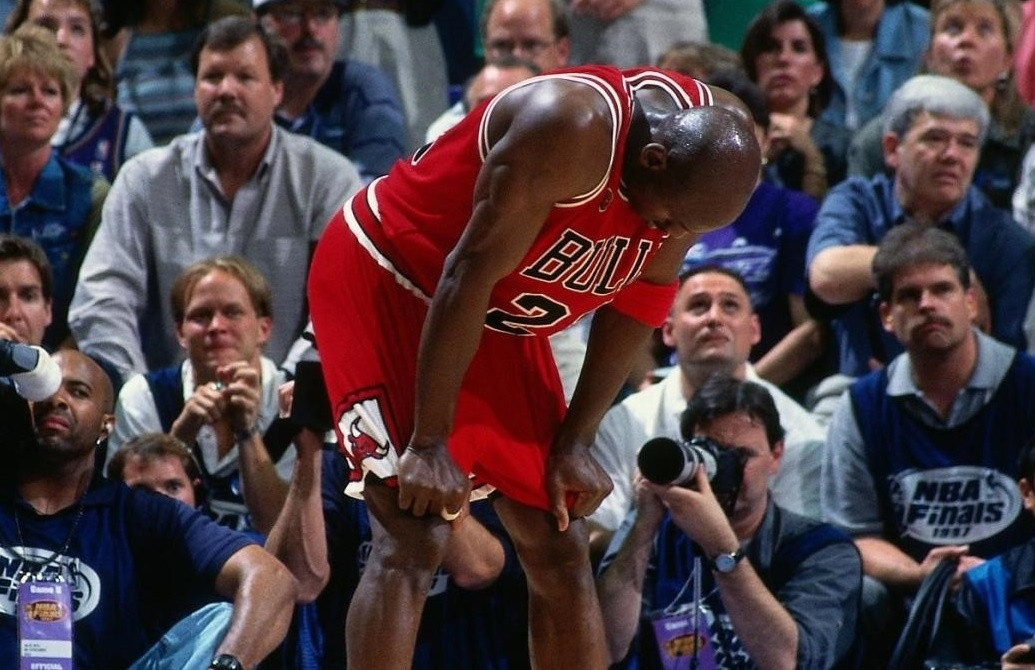 Michael Jordan thi đấu kiên cường trong trận đấu cảm cúm nổi tiếng