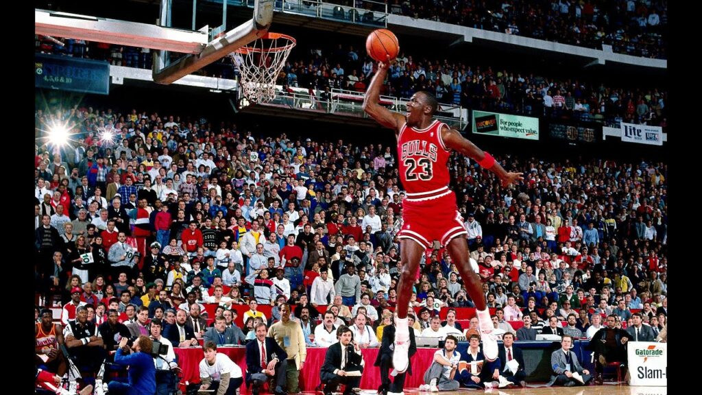 Michael Jordan trong màu áo Chicago Bulls, biểu tượng của sự hoàn hảo trong bóng rổ