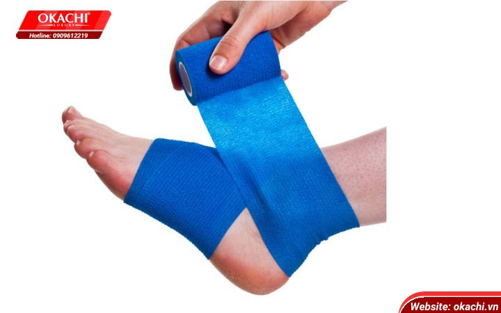 Minh họa kỹ thuật băng chân hình số tám quanh cổ chân để tăng cường độ ổn định cho cầu thủ khi đá bóng