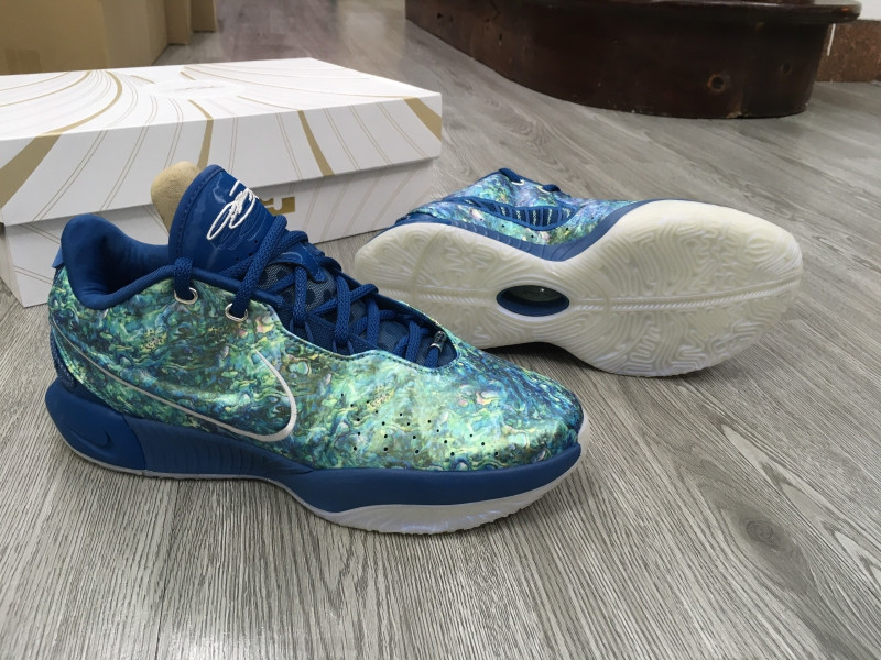 Mô hình vân đế đa hướng của giày bóng rổ LeBron 21 giúp tăng cường độ bám