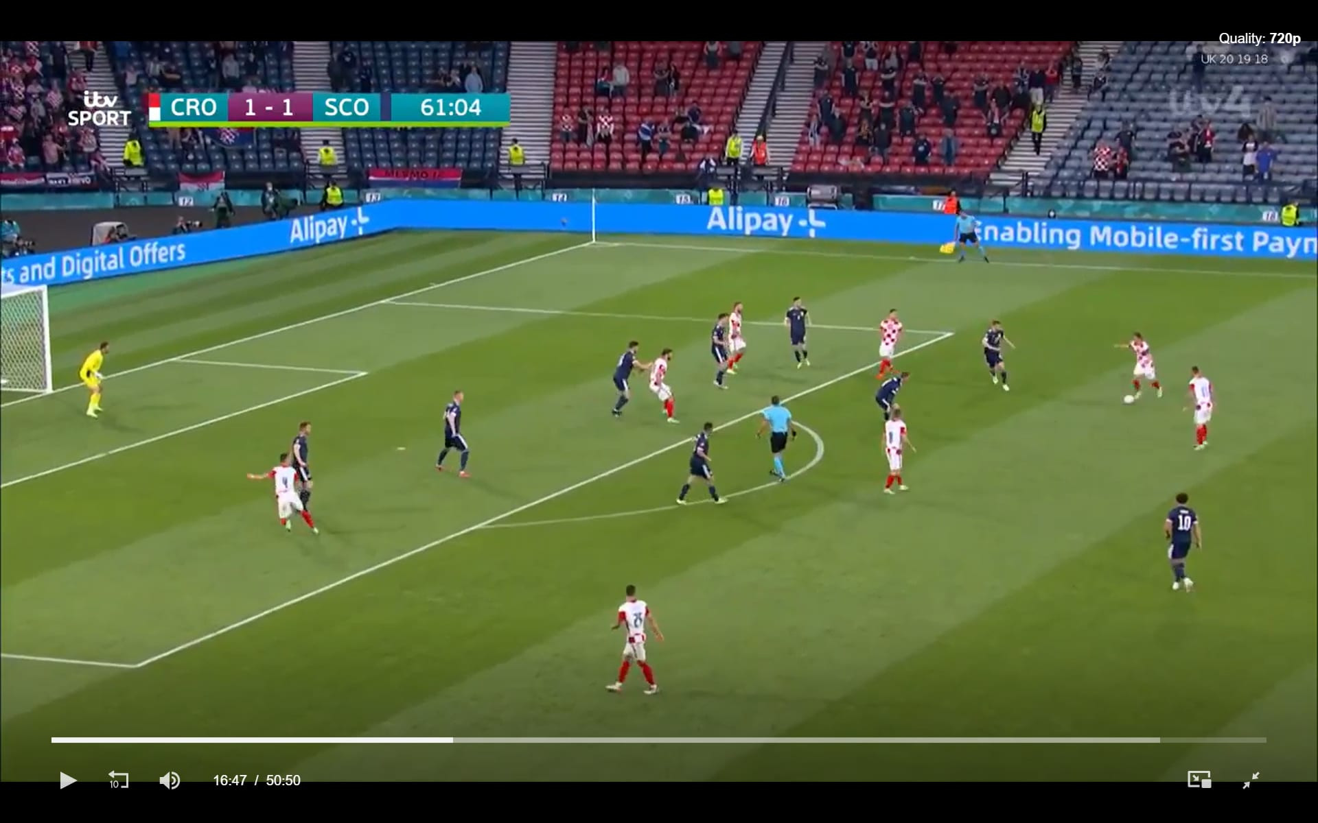 Modrić thực hiện động tác giả bằng chân trái trước khi trivela bằng chân phải